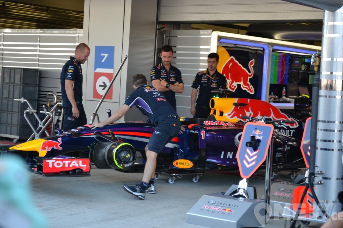 Боксы команд ф1