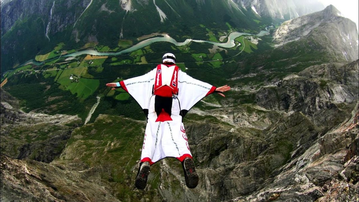 Полет вингсьют горы