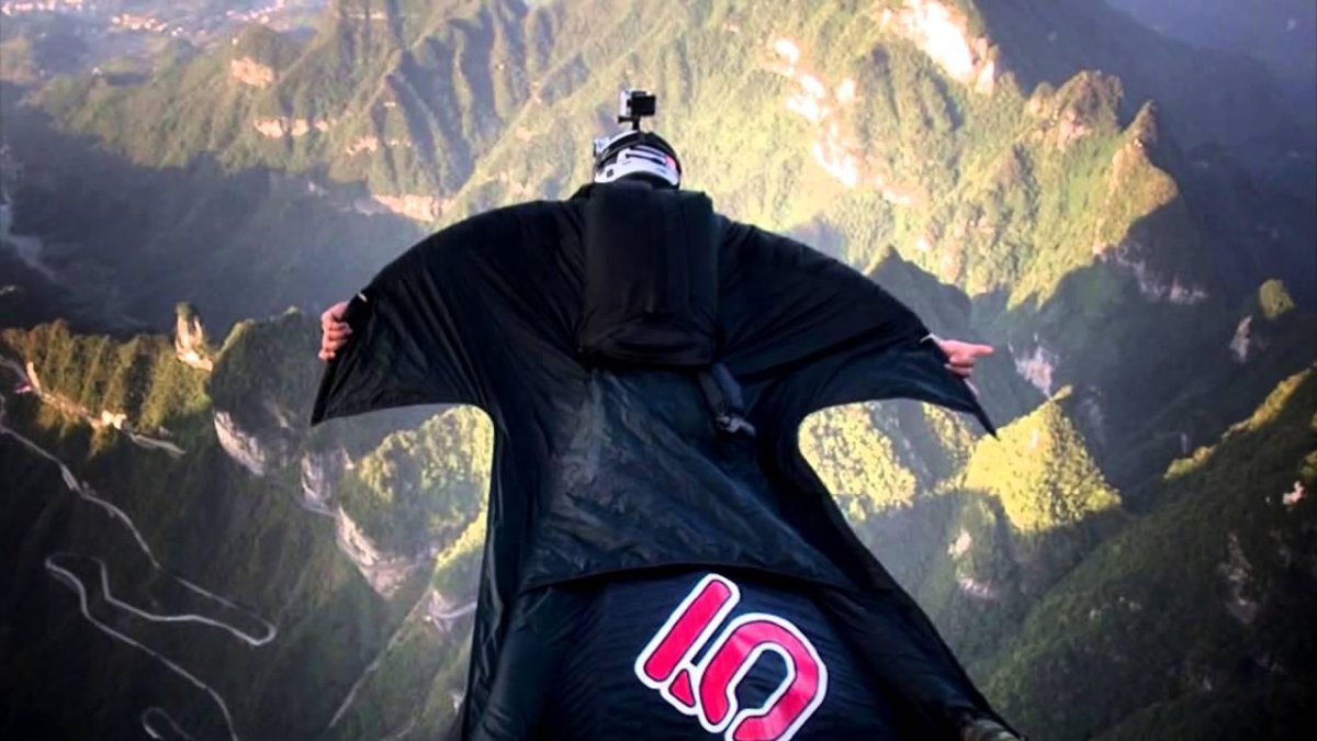 Вингсьют бейсджампинг