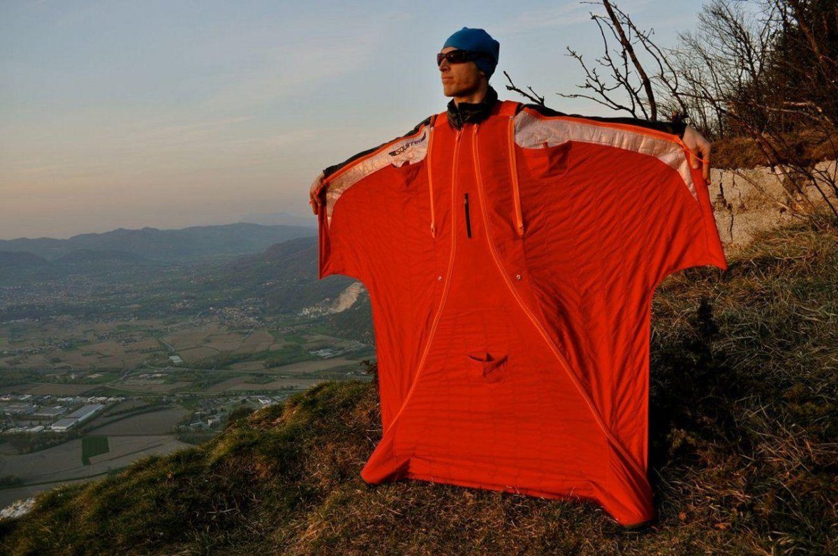 Вингсьют бейсджампинг