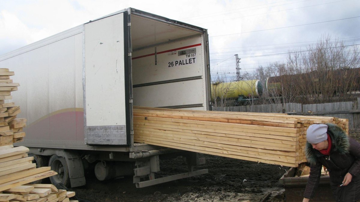 Разгрузка пиломатериалов