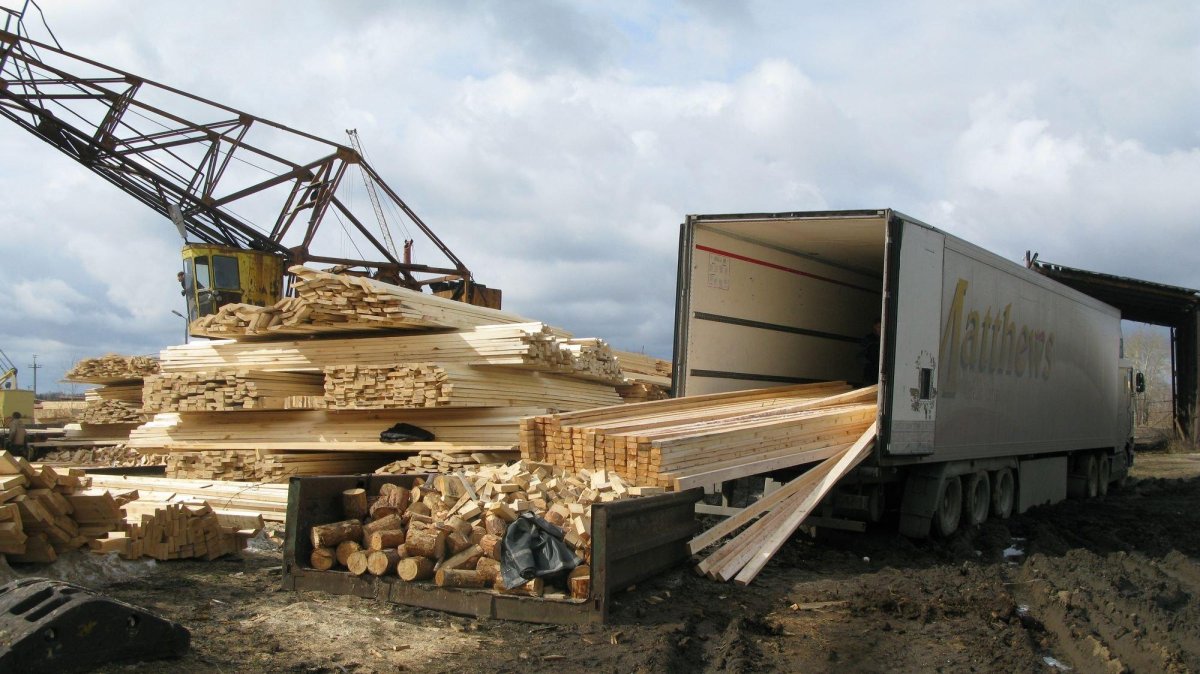 Фура с досками