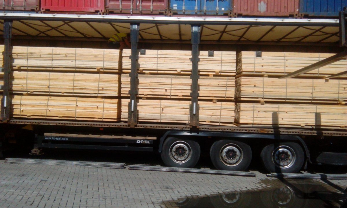 Автомобиль для перевозки досок