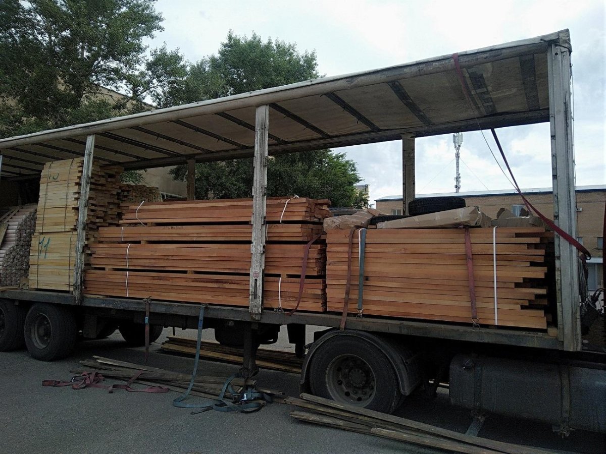 Фура с пиломатериалом