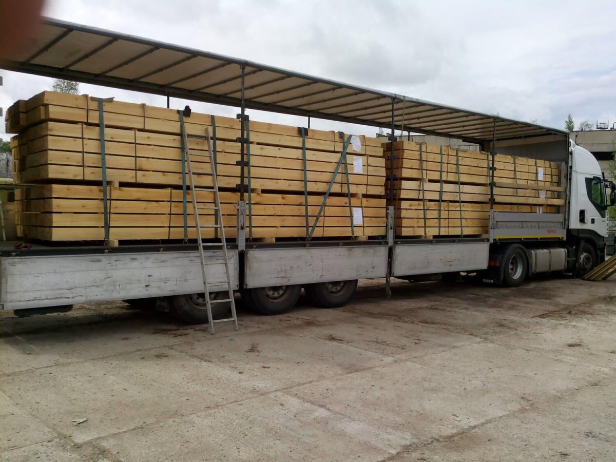 Разгрузка пиломатериалов