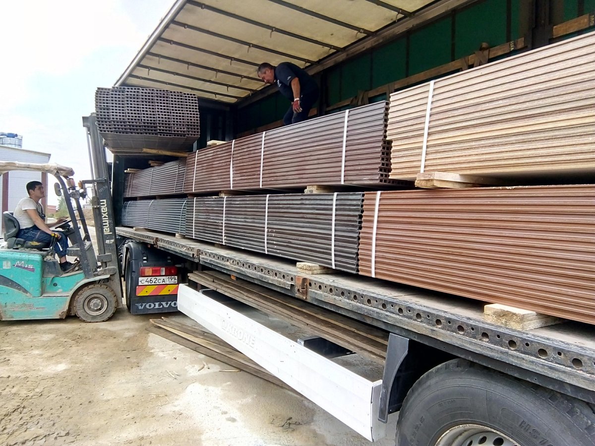 Погрузка досок в фуру