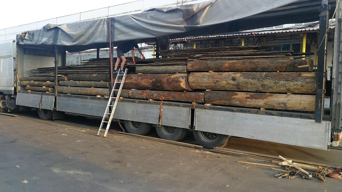 Разгрузка пиломатериалов