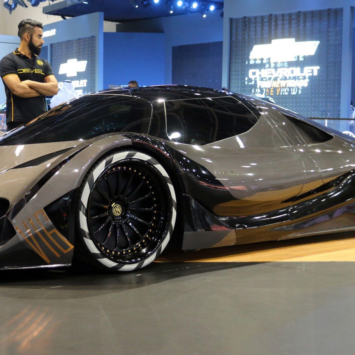 Машина гиперкар Devel Sixteen
