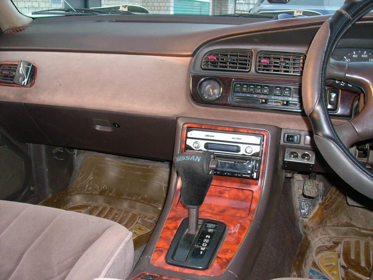 Nissan Laurel, 1992 салон
