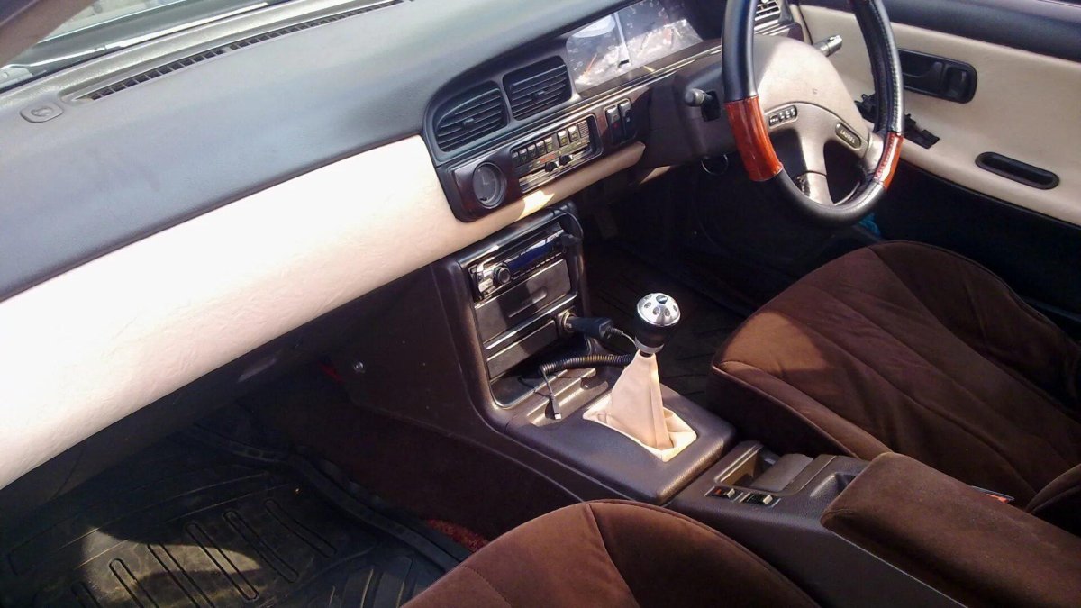 Laurel c33 салон