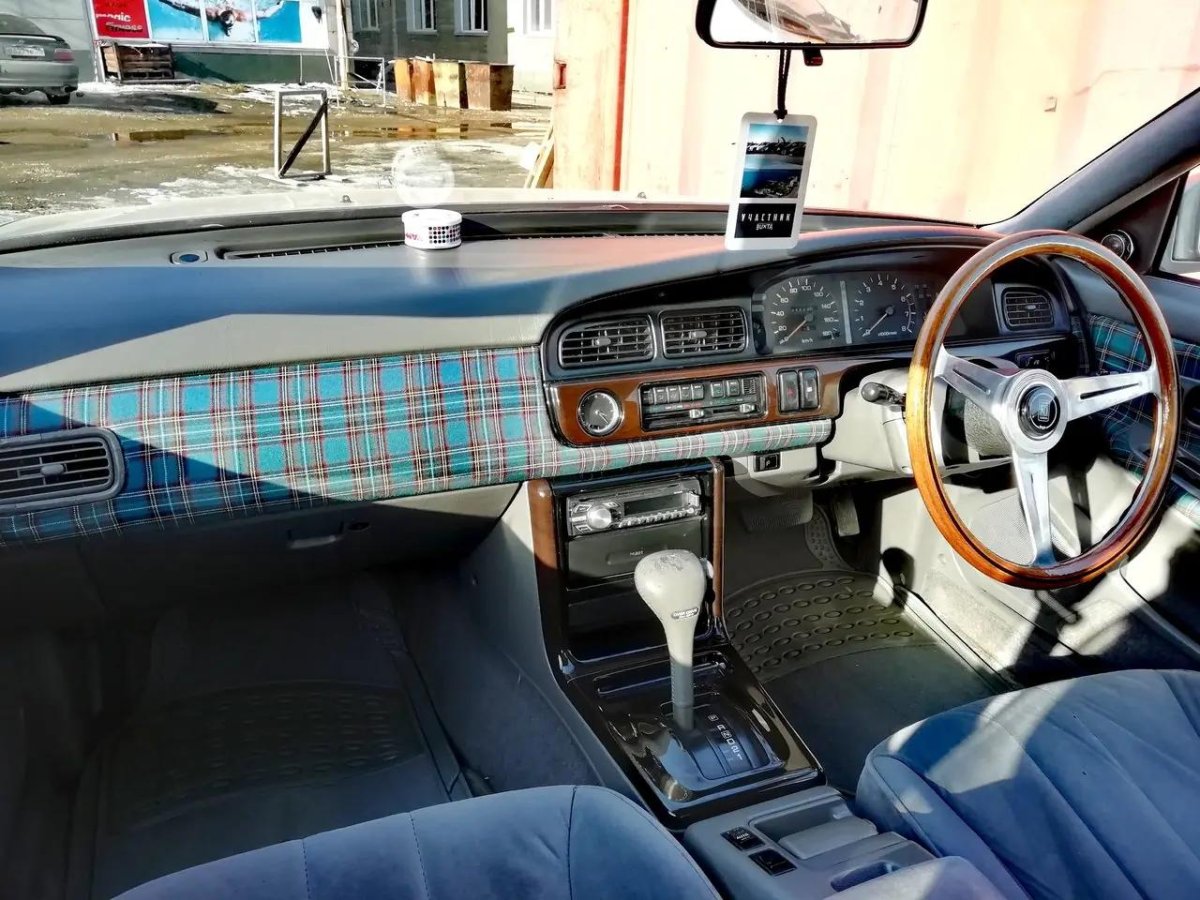 Laurel c33 салон