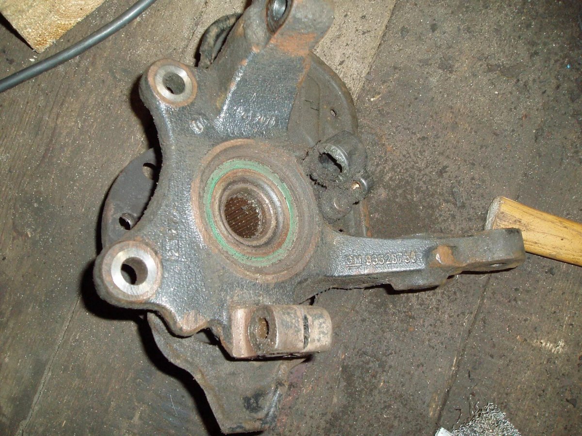 Левый кулак поворотный на Opel Agila