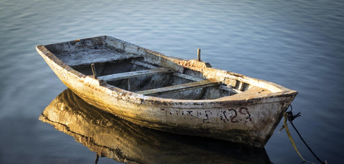 Лодка деревянная старинная