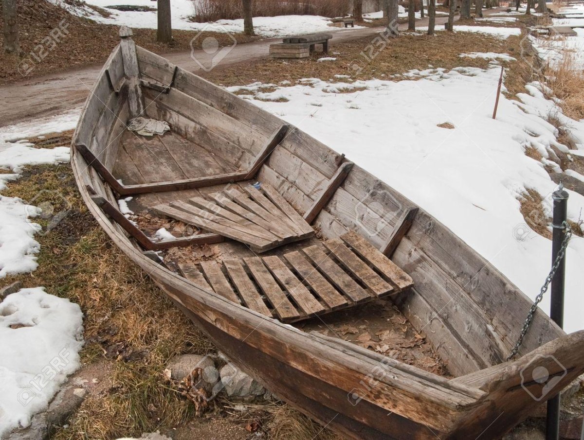 Старая деревянная лодка