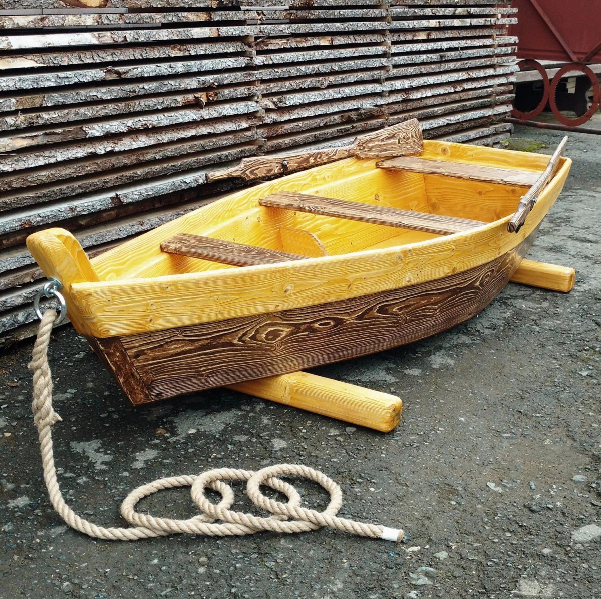 Деревянная лодка в саду