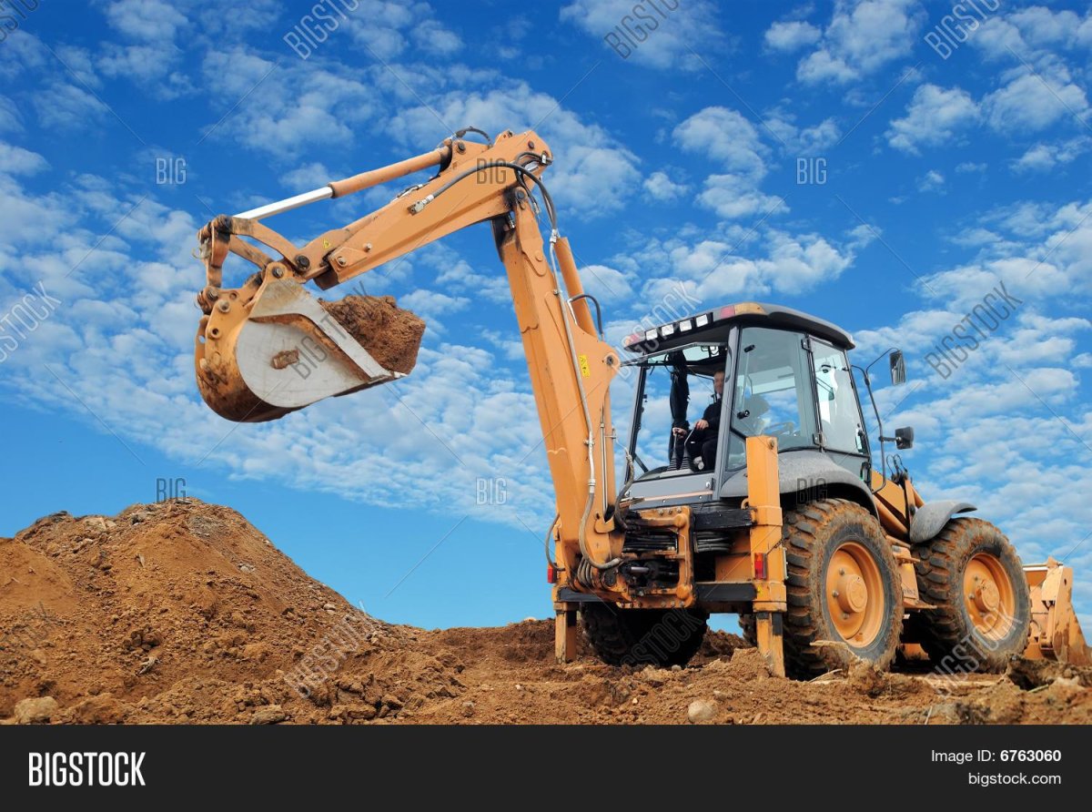 Экскаватор погрузчик грузит