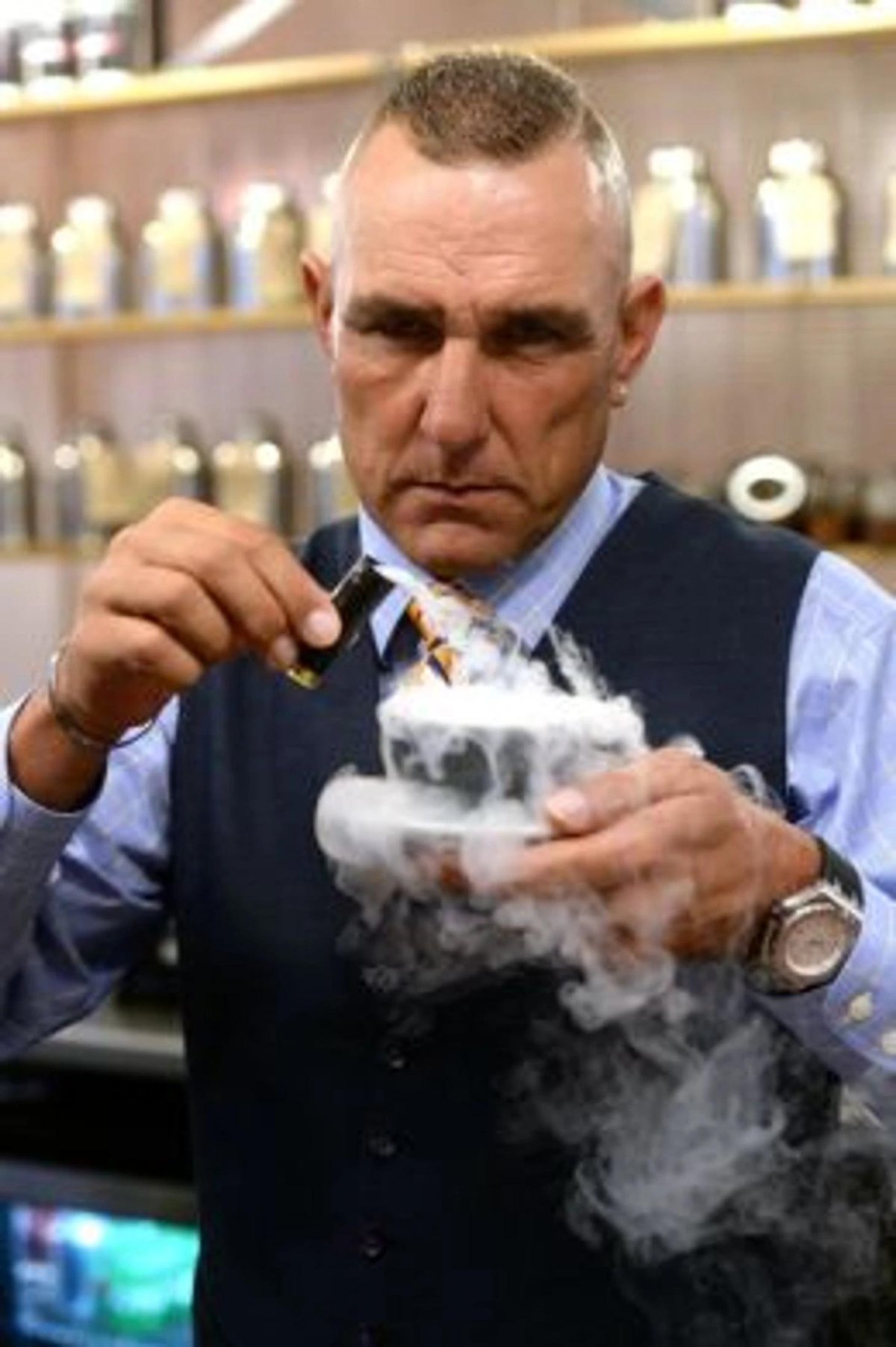 Винни Джонс в кафе