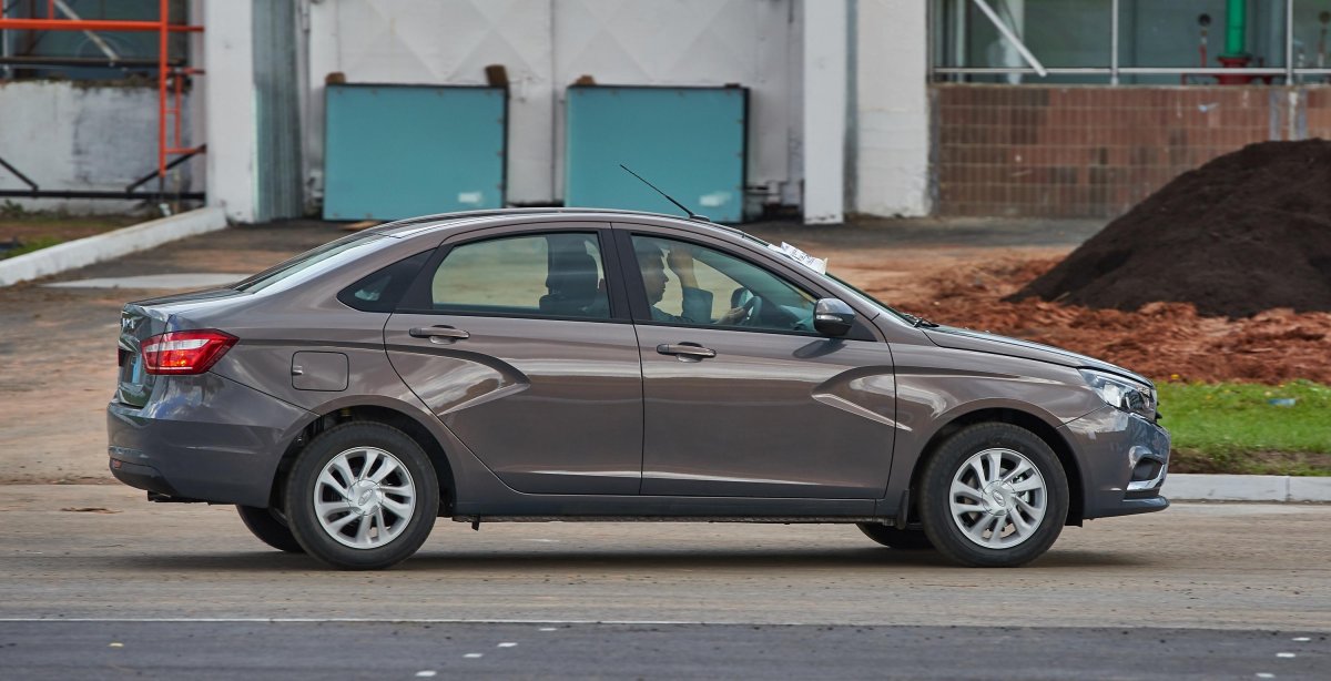 Lada Vesta вид сбоку