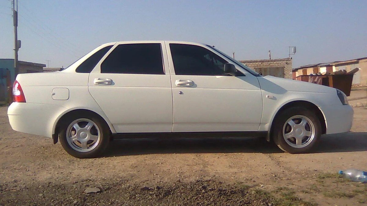 Приора седан сбоку