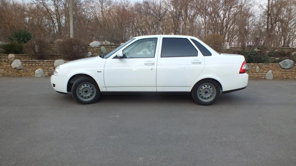 Лада Приора седан белая 2170