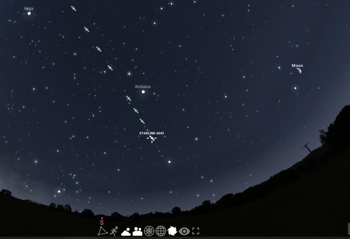 Спутники Старлинк в небе над Россией