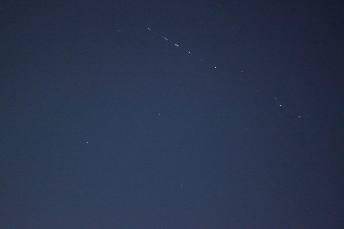 Поезд Илона маска в небе 2023