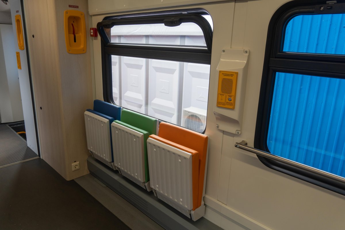 Откидные кресла в автобусе , поезде