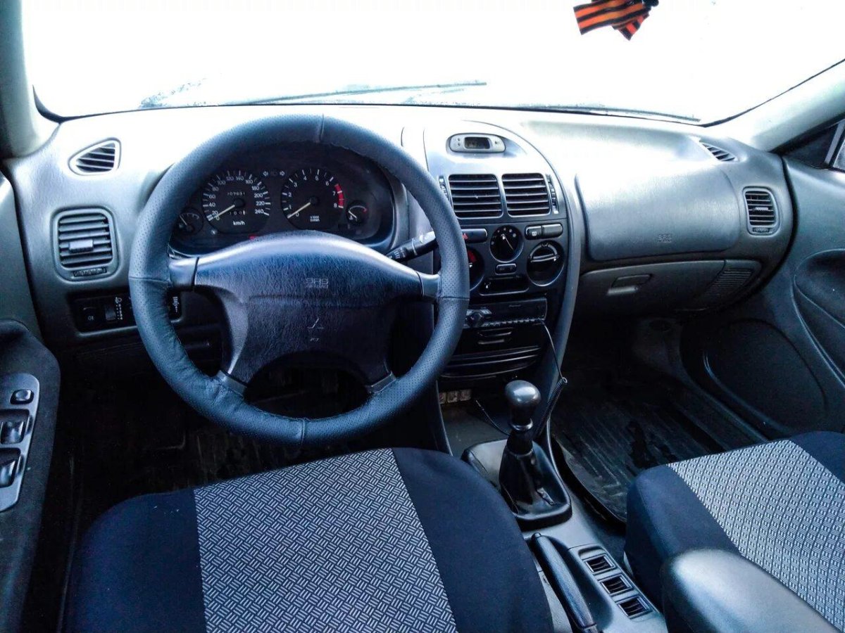 Mitsubishi Carisma 1997 салон