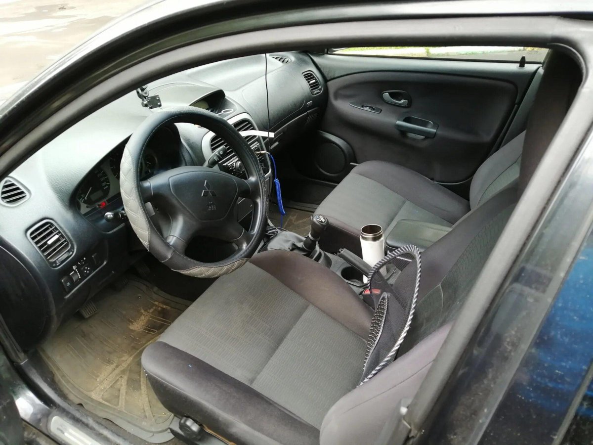 Митсубиси Каризма 2003 салон