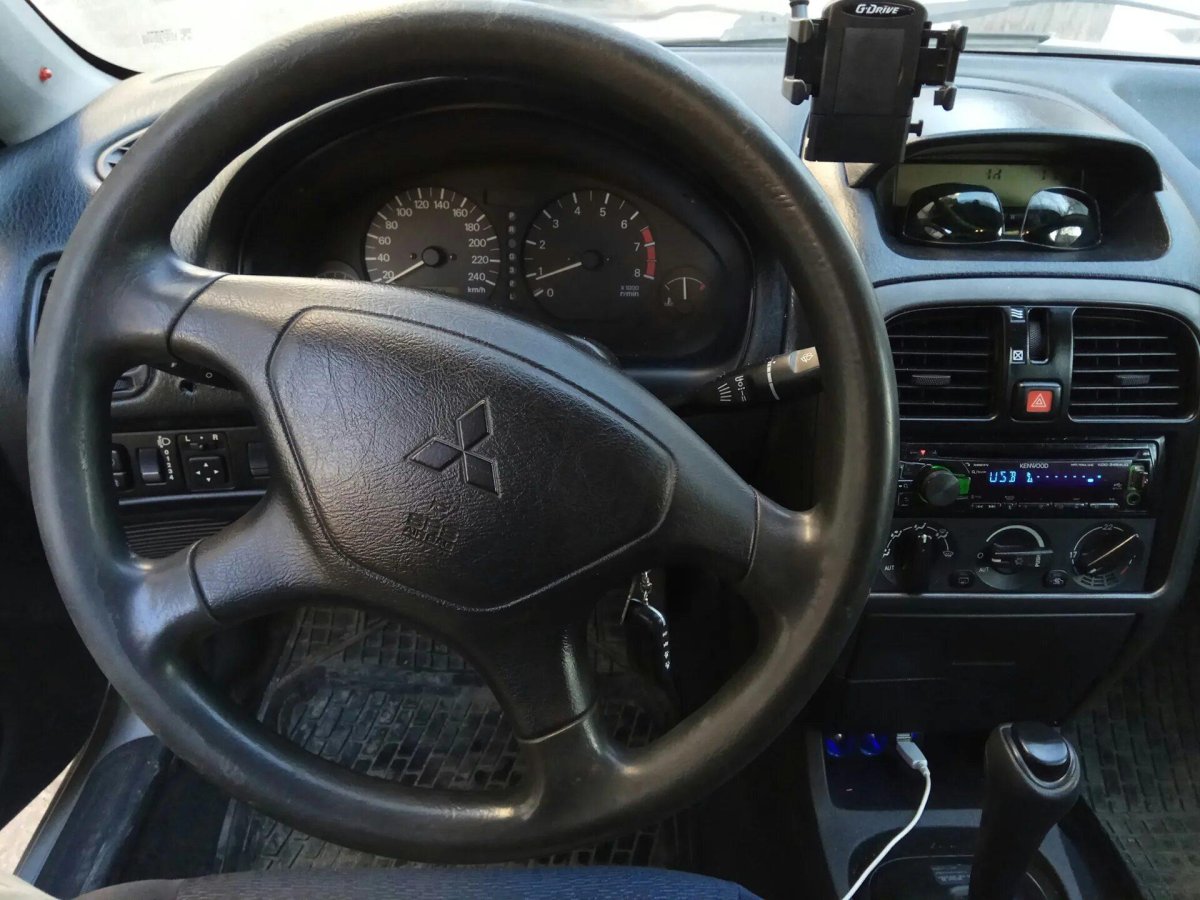 Mitsubishi Carisma 2003 салон