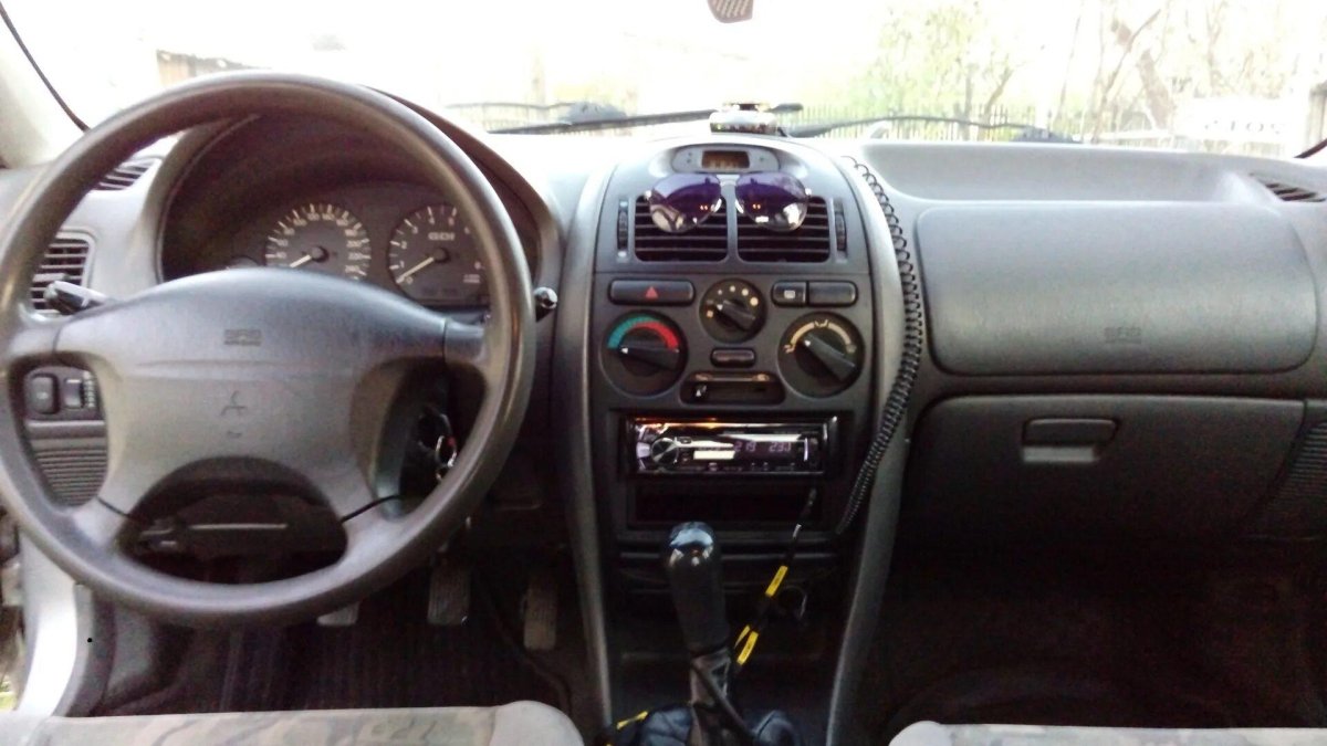 Mitsubishi Carisma 1998 салон