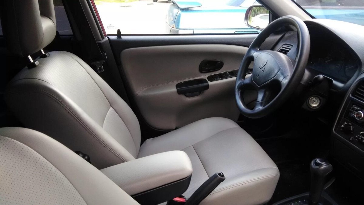 Митсубиси Каризма 2003 салон