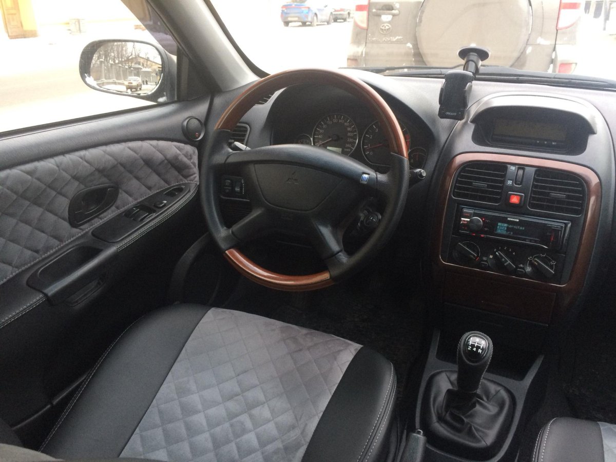 Митсубиси Каризма 2001 салон