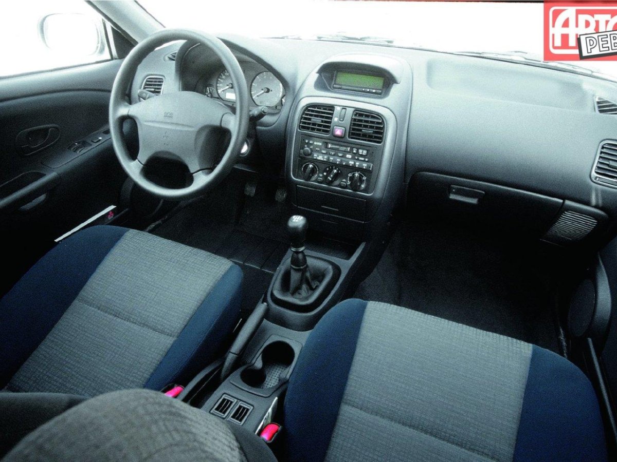 Митсубиси Каризма 2003 салон