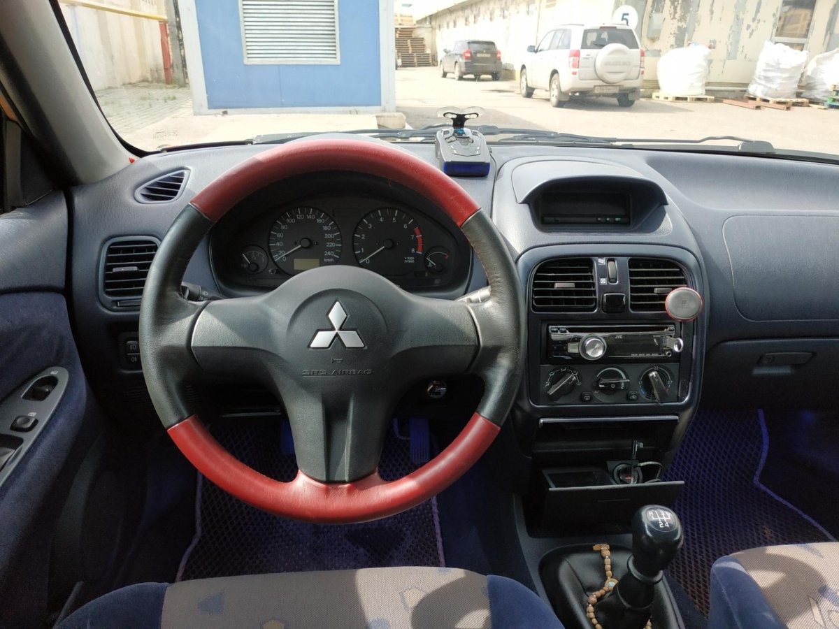 Mitsubishi Carisma 2000 салон