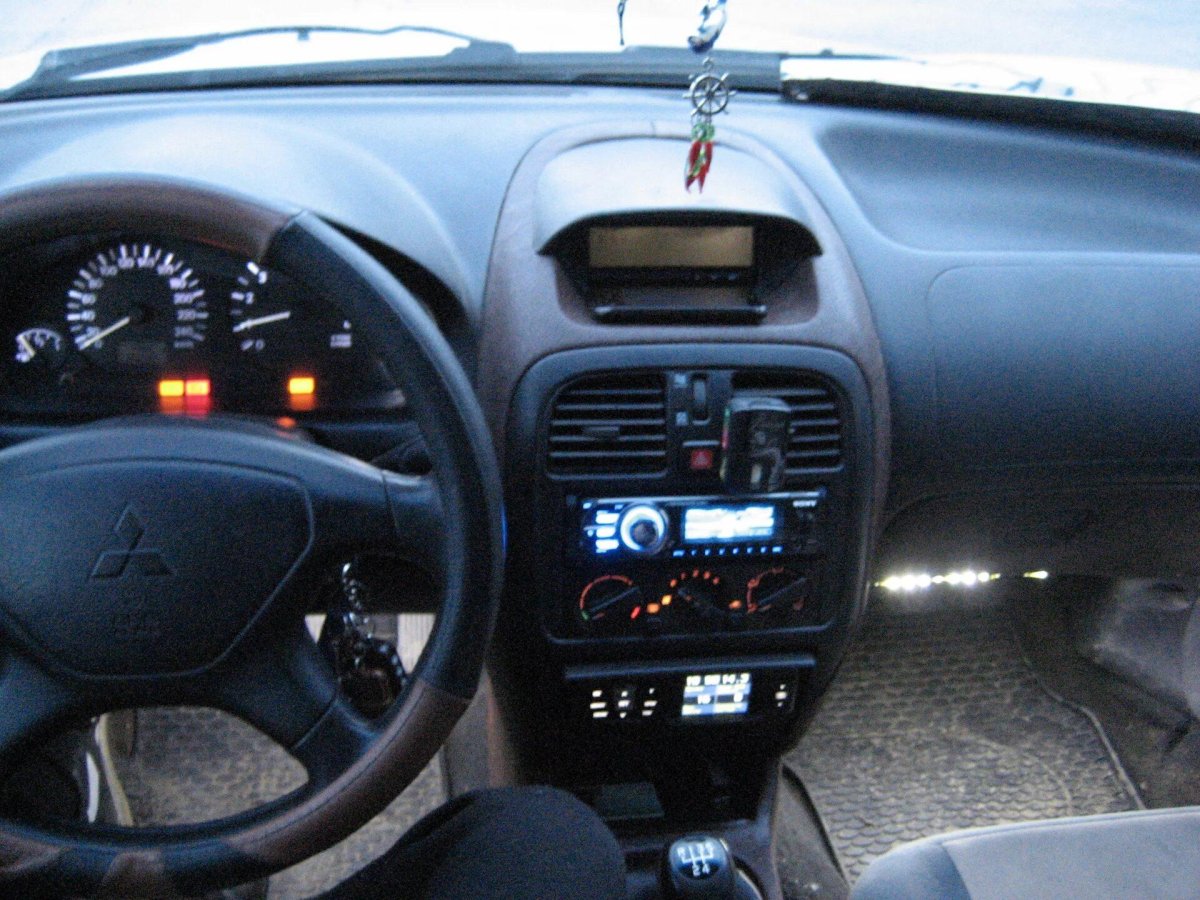 Mitsubishi Carisma 2002 салон