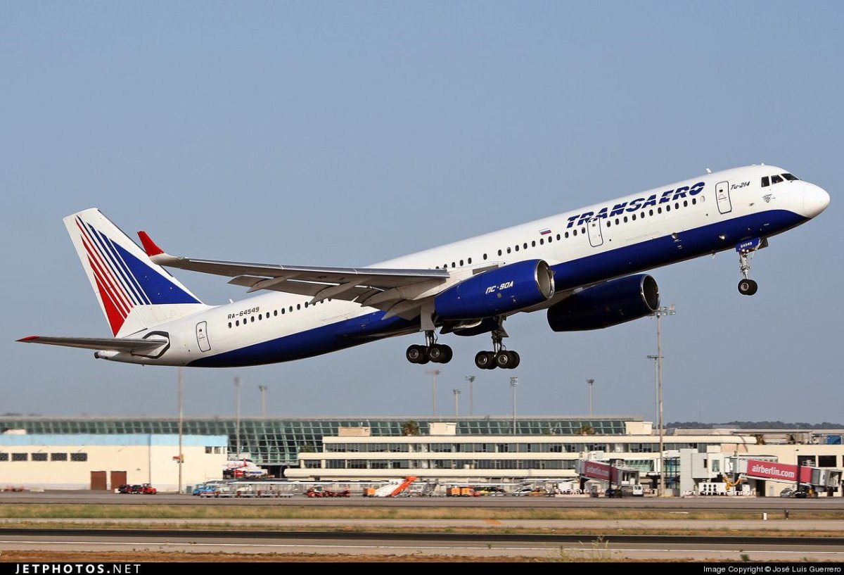 Самолёт Трансаэро ту 204