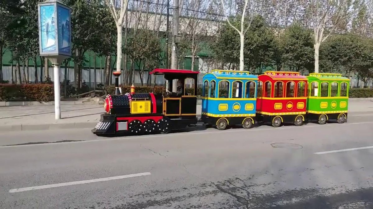 Аттракцион паровозик на рельсах
