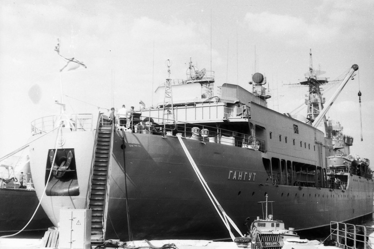 Корабль Гангут в Кронштадте