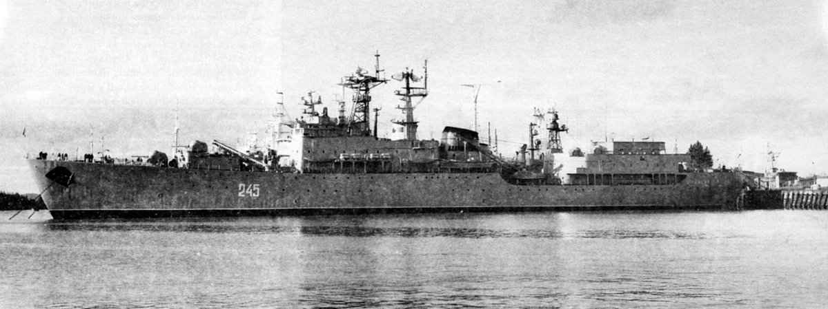 Корабль Гангут в Кронштадте