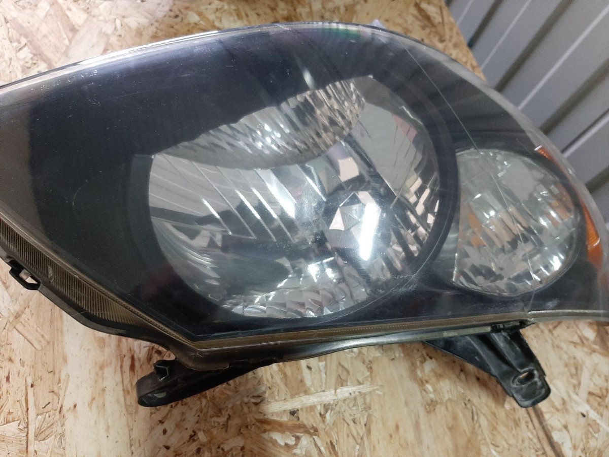 Фара Pontiac Vibe