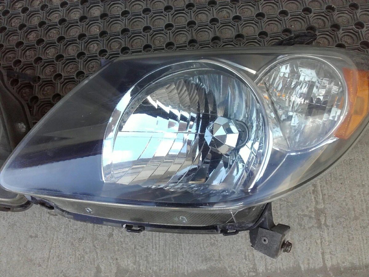 Стекло фары Понтиак Вайб