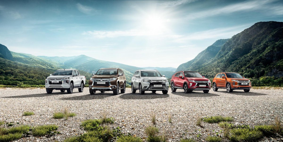 Несколько автомобилей Mitsubishi