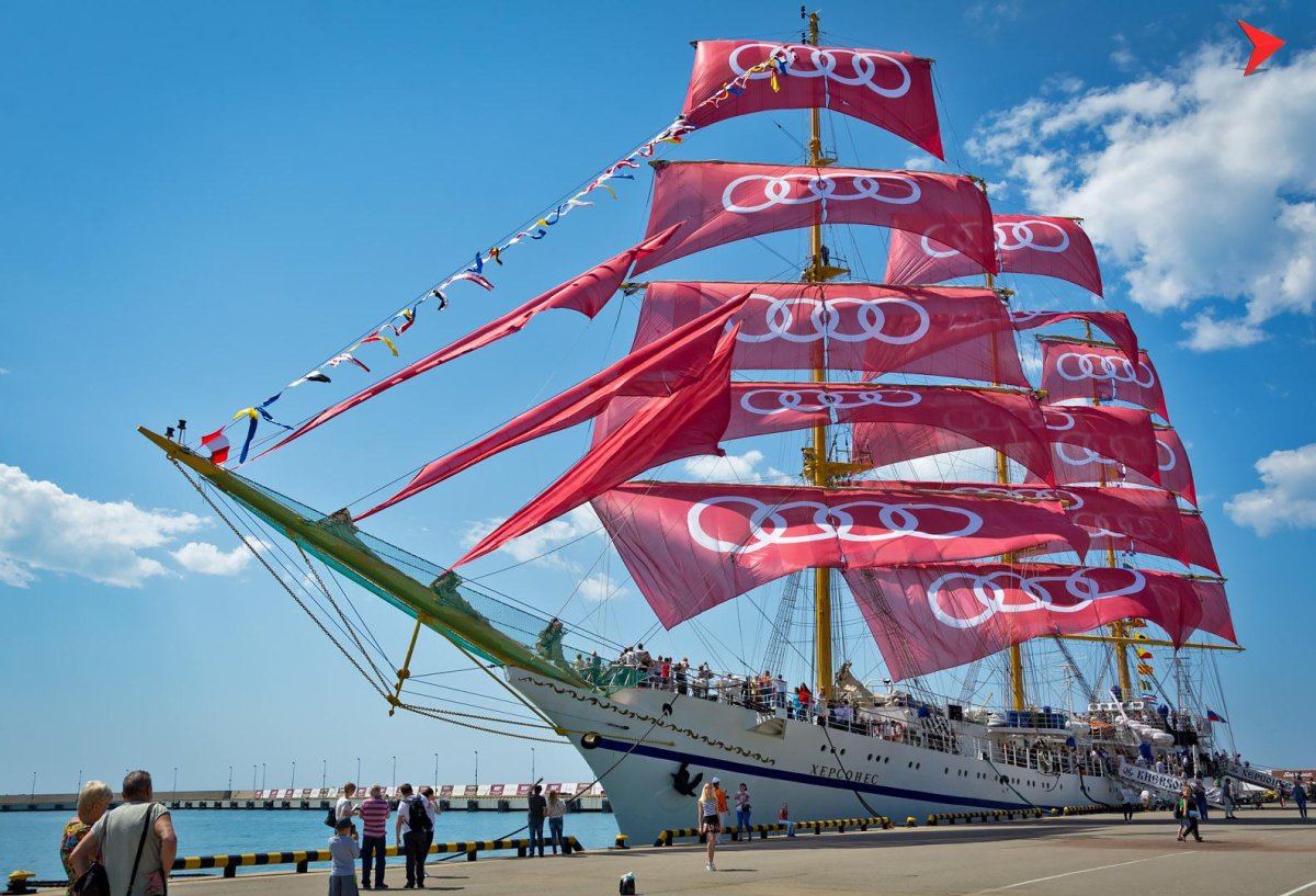 Парусник Херсонес с алыми парусами