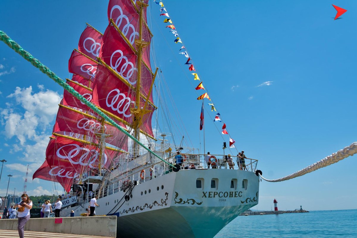Парусник Херсонес с алыми парусами