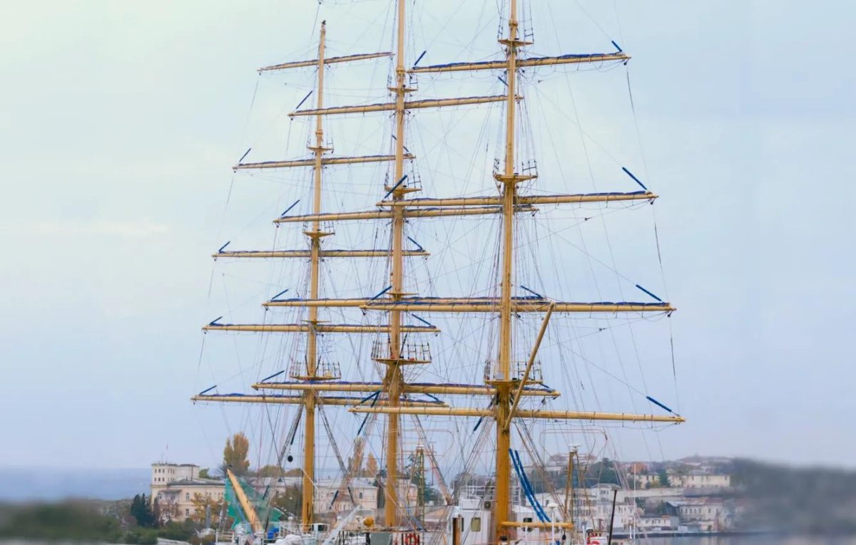 Парусник Херсонес в Большо разрешении