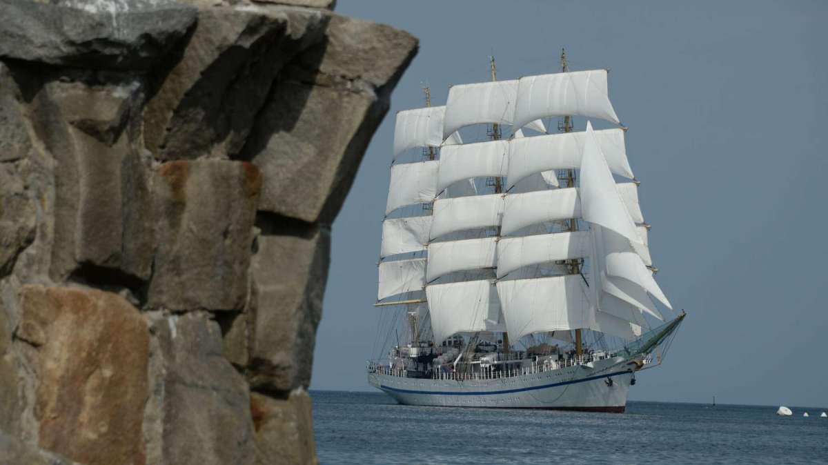 Парусник Херсонес с алыми парусами