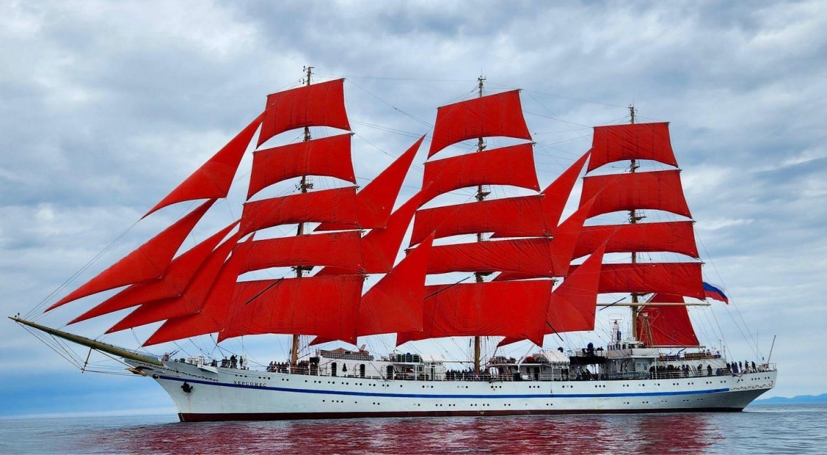 Парусник Херсонес с алыми парусами