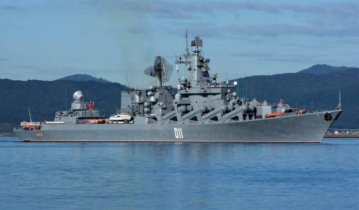 Флагман — Гвардейский ракетный крейсер проекта 1164 «Варяг».