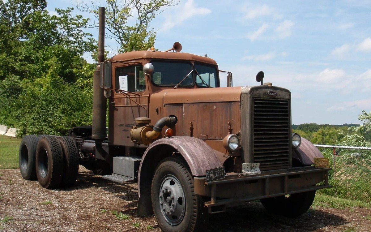 Грузовик Петербилт 281
